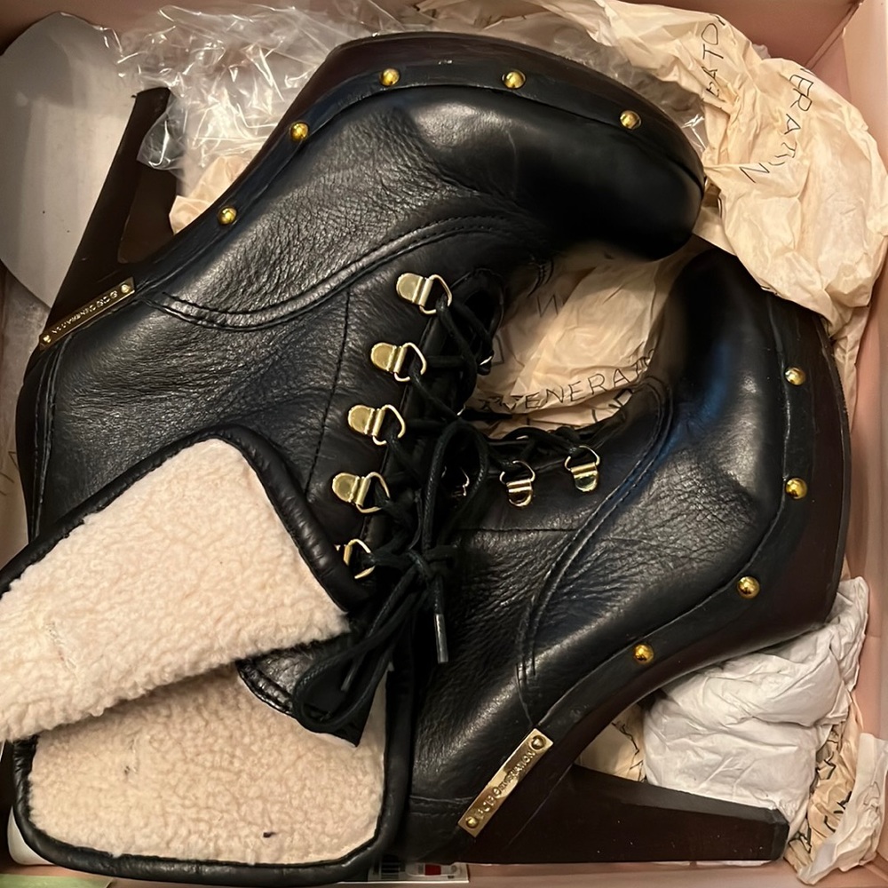BCBG LACE-UP BOOTS WOODEN HEEL